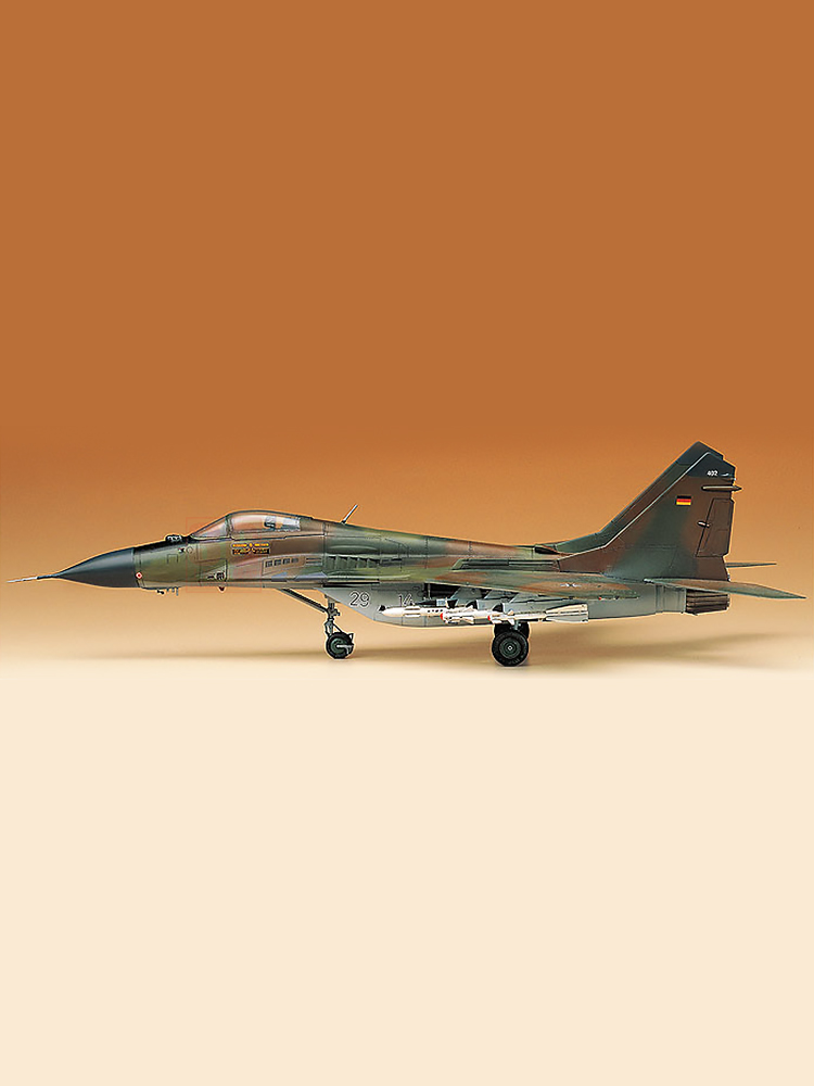 Kit modello di aereo per assem - Model Kit Academy recensione e prezzo
